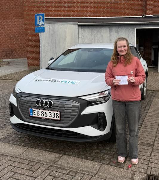 Jasmin du har virkelig været i vores tanker.
Først aflyst køreprøve pga sne ⛄️ så aflyst fordi Prøvesagkyndig var syg. I dag lykkedes det dig så at få lov til at vise dine færdigheder og bum du fik et kørekort 🥳 Tillykke. 
Det er bare så flot for du har også bestået både teoriprøve og køreprøve i første forsøg. 
Tak fordi du valgte KøreskolenPLUS. 
Dejligt med sådan en smilende pige som dig på holdet ❤️🚙⚡️