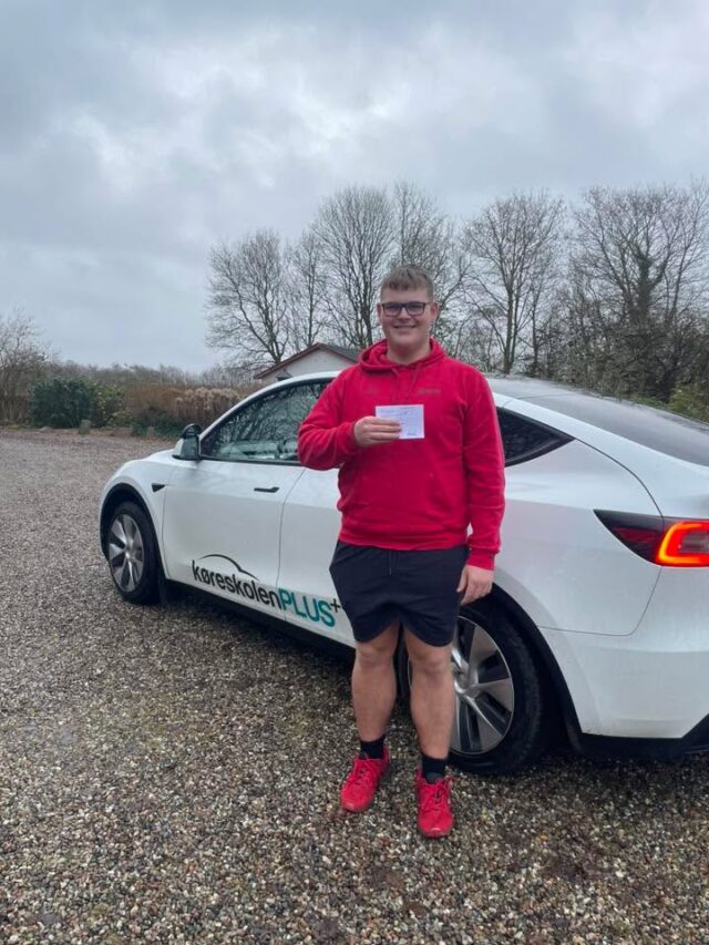 Stort tillykke med kørekortet Oliver 🥳 I dag kunne skolevognen sagtens køre en tur med prøvesagkyndig rundt i Vejen by men for nogle uger siden var der sne og det betød at du skulle vente lidt ekstra ⛄️
Pyt med det nu har du kørekort og kunne straks hoppe i Aygo og afsted på arbejde 🚙💨
Du har bestået både teoriprøve og køreprøve
 i 1. forsøg ✔️✔️ Du har bare styr på det. 
Det har været hyggeligt og meget nemt at lære dig at køre bil så tusind tak for nu og fordi du valgte at tage kørekort hos KøreskolenPLUS 
😎🥰