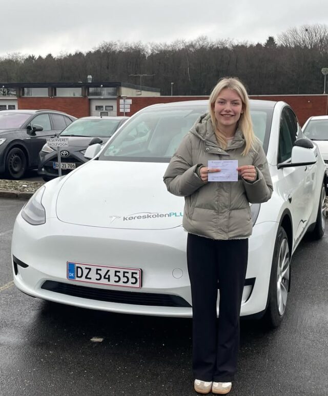 Stort tillykke til dig Freya. Du fik lige kørekort 🥳
Du kom ind på Hovborgkro-holdet halvvejs i forløbet og bidrog til rigtig god stemning og højt niveau. 
Det endte med 100 % beståelse på jeres hold wuhuu 🤩❤️
Du bestod nemlig også begge prøver i 1. forsøg og har bare været lynhurtigt til at få styr på de ting der var svære. 
Nu glæder jeg mig bare til at hilse på dig på vejene og jeg kigger efter nummerpladen Uh…  😎🚙💨