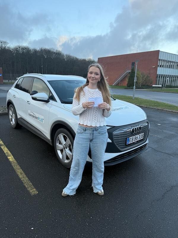 Tillykke med kørekortet Natasha 🤩 Hvor skønt at du kan sætte ✔️ ved både teoriprøve og køreprøve inden jul og idag bestod du lige køreprøven i første forsøg. Det er bare så flot klaret. Du fik aflyst en køreprøve pga sygdom ved Færdselsstyrelsen men lidt ventetid betød ikke noget og i dag er du bilist. 
Tusind tak for hyggelige timer i teorilokalet og i skolevognen 🚙⚡️❤️ Pas godt på dig selv.