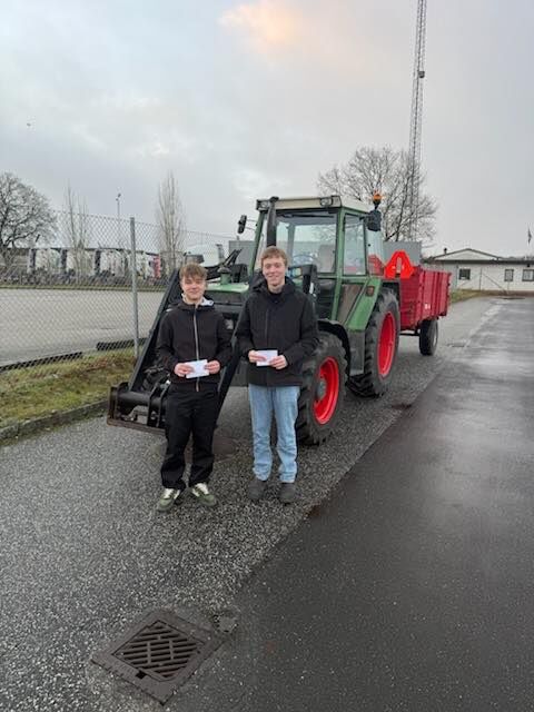 Tillykke til Emil, Simon og Lauge som i dag har bestået deres køreprøve til traktor 🤩
Det gjorde I bare godt og prøvesagkyndig var tilfreds. 
Tusind tak for nu og måske ses vi igen når kørekortet til bil skal i hus 🚙⚡️🚜🥰
