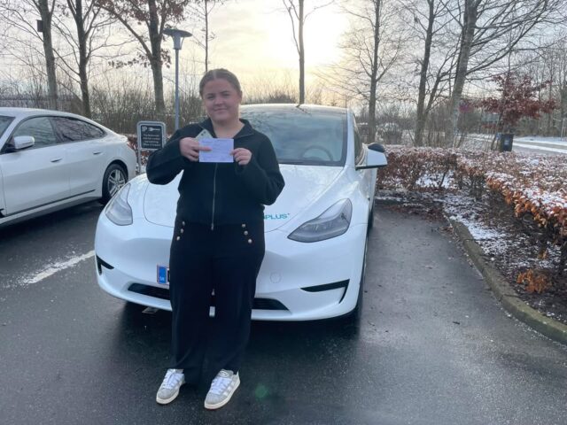 Celina du bestod da lige din køreprøve 🥳 Tillykke med det. Du var meget nervøs men det ved den prøvesagkyndige godt så hun hjalp med snak og forståelse og så kørte du bare derudaf 🚙⚡️😎 som hun sagde bagefter;’Nu er der ingen grænser for hvad du kan’.
Du har bestået både teoriprøve og køreprøve 
i 1. forsøg så du kan være meget stolt. Du har været rigtig god til at lytte og få styr på tingene og så har vi bare hygget med snak og grin. Tusind tak fordi du valgte KøreskolenPLUS ❤️