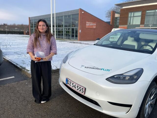 Det er lidt koldt i dag 🥶 men Isabella du fik varmen til din køreprøve. Dybt koncentreret kørte du sikkert skolevognen gennem byen og den prøvesagkyndige var helt tilfreds og du fik kørekort. Tillykke med det 🤩🚙⚡️
Du har bestået både teoriprøve og køreprøve i 
1. forsøg så det er bare perfekt. Der har været stille i skolevognen så du havde ro til at koncentrere dig og i dag brillerede du og viste at du bare havde styr på tingene. 
Jeg er meget stolt ❤️
Tak fordi valgte KøreskolenPLUS