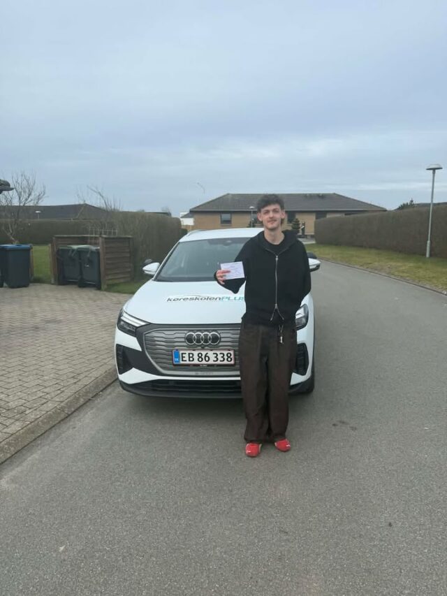 Tillykke Alexander så fik du da lige kørekort 🥳 Du kan nu bare nyde det og drøne afsted i MINI Cooper 😎🚙 Det er da livet. 
Du har bare kørt godt og været en sikker bilist selvom prøverne selvfølgelig kan give en del nervøsitet. Så der er stor ros herfra og det har været hyggeligt at have dig på holdet. 
Tak fordi du valgte KøreskolenPLUS ❤️
