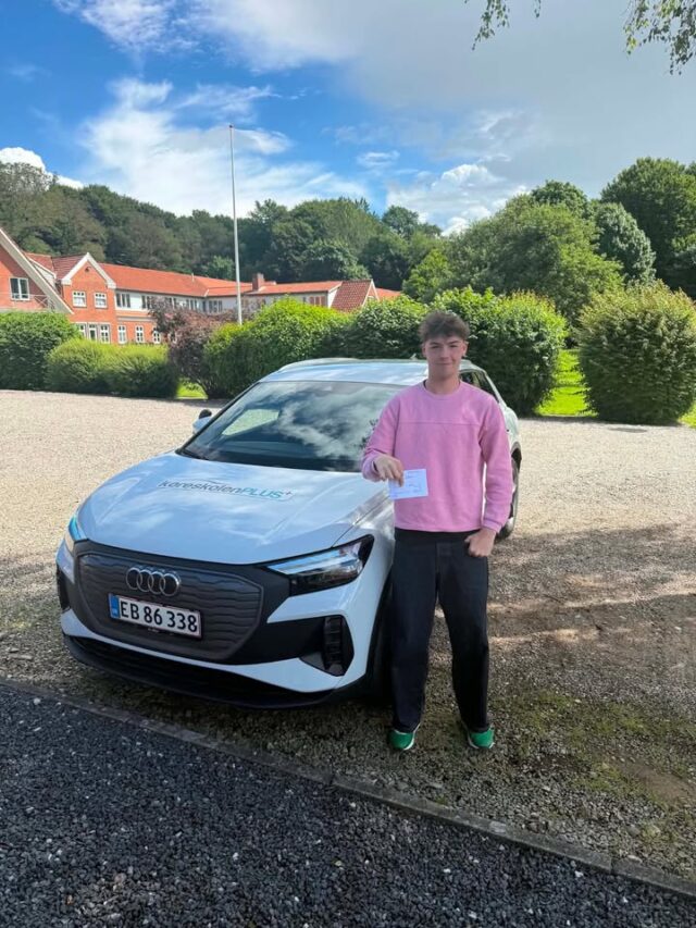 To skønne nye bilister fik på den dejligste sommerdag deres helt eget kørekort. 
Stort tillykke til jer Amalie og Bertram 🤩🥳
I har også bestået både teoriprøve og køreprøve i 1. forsøg og gjort en kæmpe indsats for at det skulle lykkedes. 
Tusind tak for at holde humøret højt og skabe god stemning både til teoriundervisning og til køretimer i skolevognen. Det har været så hyggeligt 🚙🩵🫶😎