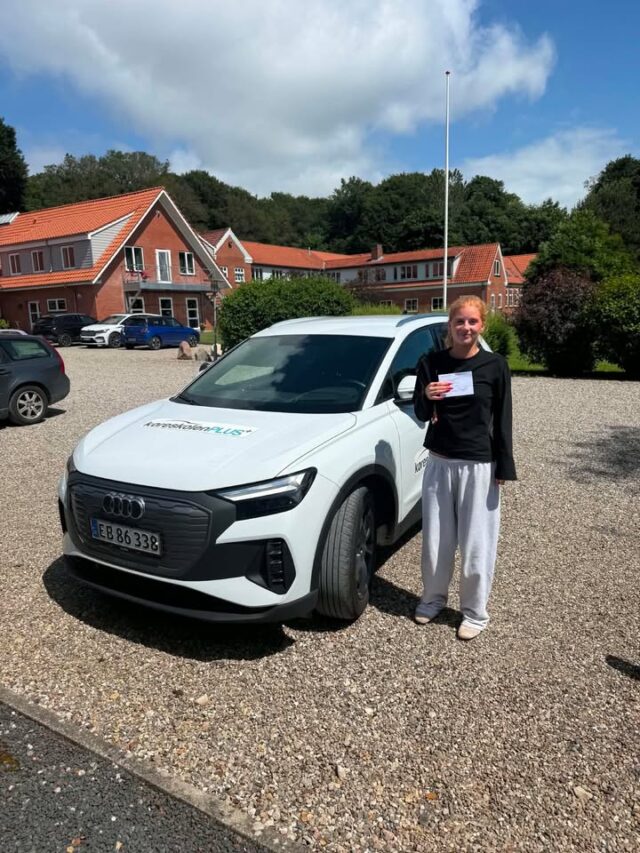 Sådan Carla nu fik du dit fortjente kørekort. Stort tillykke med det 🥳🏆
Nu kan du bare nyde friheden og sætte kæmpe stort ✔️ved bestået teoriprøve og ✔️ ved bestået køreprøve. Du har været virkelig dygtig og meget engageret både til teori og i skolevognen og så har humøret været højt. Skønt at lære dig at kende 🫶🩵🚙 Tak for nu og pas på dig selv.