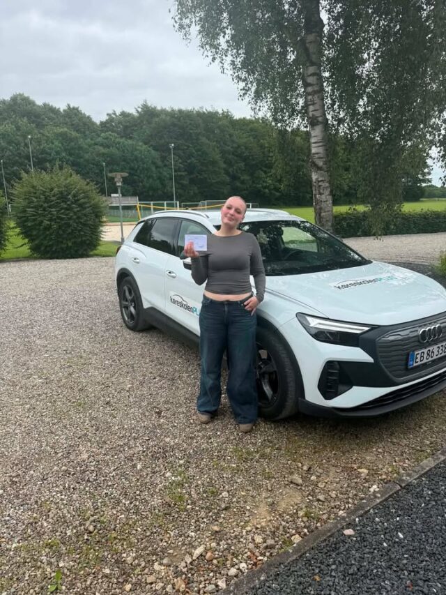 Der står du Emma glad og stolt. Du har nemlig fået kørekort i dag 🥳 Tillykke med det. 
Du har også bestået både teoriprøve og køreprøve i 1. forsøg og bare været mega god 🚙🏆
Tak for nogle fantastiske timer til teori på efterskolen og i skolevognen hvor har det været fedt at lære sådan en sød pige som dig at kende 🩵🫶
