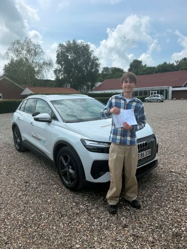 Godt klaret Sebastian du fik lige kørt en god tur rundt i Vejen og omegn og prøvesagkyndig var tilfreds og du fik dit kørekort. Tillykke med det 🤩🏆
Nu kan du sætte stort ✔️ ved bestået teoriprøve og ✔️ved bestået køreprøve og så skal du bare ud og nyde friheden i bil hele sommeren. 
Tusind tak for dit gode humør og dit bidrag til den hyggelige stemning på efterskolens kørekorthold 🩵🫶🚙