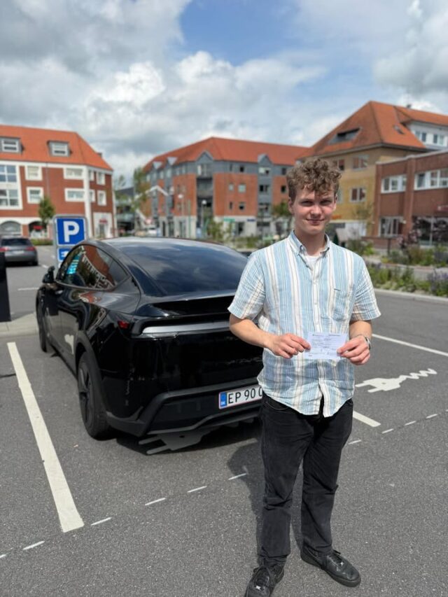 Sådan Aksel 💪 så fik du kørekort og det er dælme velfortjent så stort tillykke med det 🥳 
Det var godt du lige nåede at få denne prøve inden du er færdig på skolen og nu kan du bare nyde det og komme ud og køre 😎🚙 Nu er der bare et stort ✔️ved bestået teoriprøve og et ✔️ ved bestået køreprøve og du har kørt rigtig godt fra starten. 
Tusind tak for nu og for hyggelige snakke og timer til teori på efterskolen og i skolevognen 🩵🫶