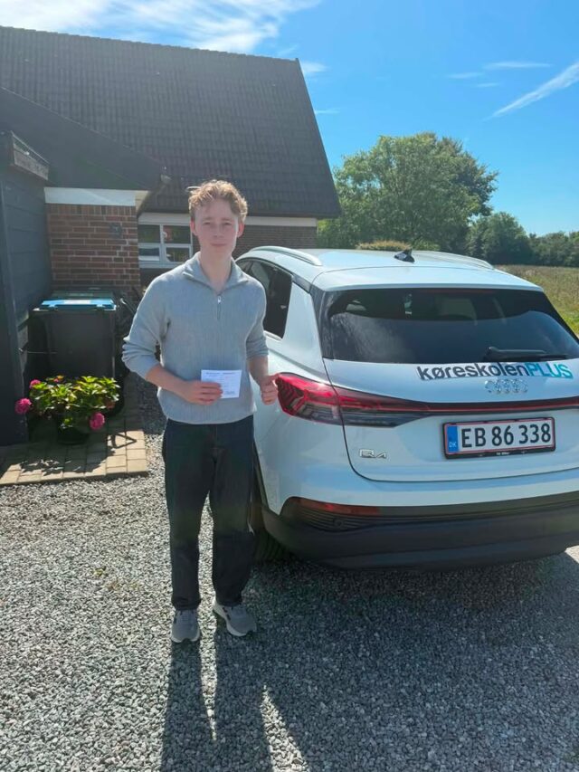Sådan Lucas kæmpe tillykke med at du i dag har fået dit kørekort i hus 🤩👍
Der er blevet øvet og øvet og så lykkedes det bare så godt. Du har nemlig bestået både teoriprøve og køreprøve i 1. forsøg. 
Stille og eftertænksom og med god humor så kommer man langt så tak for dig og for at du valgte KøreskolenPLUS som din køreskole 
💛😎🚙