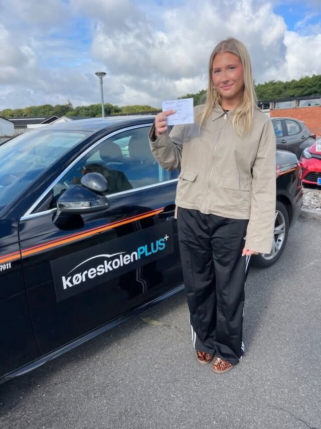 Tillykke Marie du bestod køreprøven i dag 
i 1. forsøg og fik dit helt eget kørekort 🥳
Så kan du endelig komme ud og køre i din bil og nyde friheden 🚙😎
Det har været så hyggeligt at have dig i køreskolen og både i teorilokalet og i skolevognen har vi nydt at mærke din lune humor 💛
Tak fordi du valgte KøreskolenPLUS.