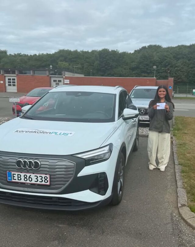 Stort tillykke med kørekortet Alba 🥳
Det klarede du bare mega godt. Prøvesagkyndig fik en fin tur rundt i Vejen og så var det klaret🚙 Du har bestået både teoriprøve og køreprøve i 1. forsøg. Det bliver ikke bedre. 
Tusind tak fordi du valgte KøreskolenPLUS. Det havde ikke været det samme på holdet uden dit gode humør 💛😎