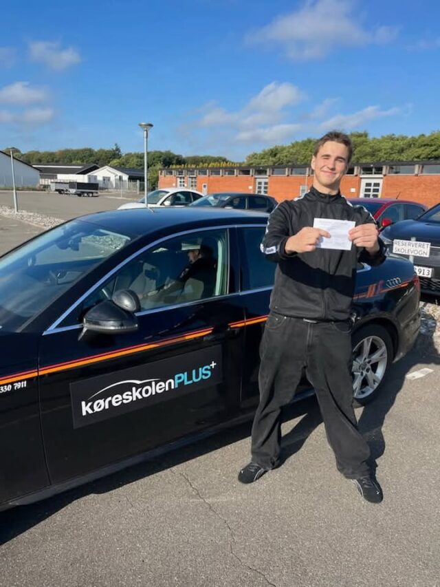Yeah Lukas så fik du lige kørekort i dag. Stort tillykke med det 🥳 Du har været rigtig god fra start og bestået både teoriprøve og køreprøve i 1. forsøg. Sådan 🥇
Det har været sjovt at lære dig at kende og have dig på teoriholdet hvor du viste stor engagement. Tak fordi du valgte KøreskolenPLUS 🚙😎💛