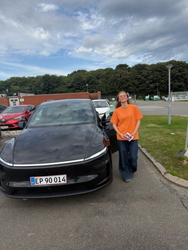 Yeah Caroline så fik du da lige kørekort i dag 🥳 Så er det bare ud og nyde friheden i bil og blive dygtigere og dygtigere for hver gang du kører 
🚙😎 
Du har klaret det hele så flot og det har været hyggeligt at have dig i køreskolen hvor du viste en stor interesse og lyst til at lære. Tusind tak fordi du valgte at tage kørekort ved KøreskolenPLUS 💛