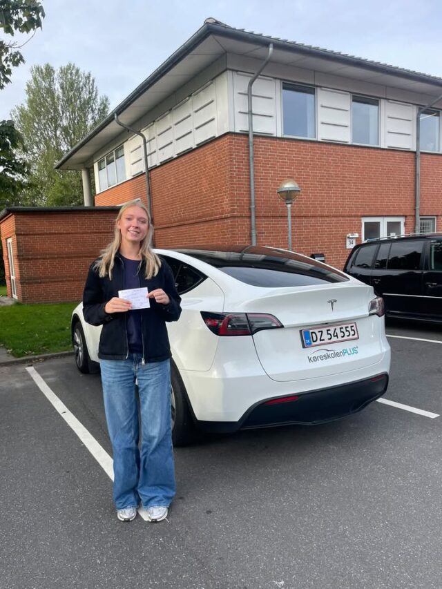 Yeah Anne Sofie du fik kørekort i dag 🤩 Du var min første elev på Den nye moderniserede køreuddannelse og min første elev i Vejle. Du bare en fantastisk sød og sjov pige og vi har hygget og snakket og selvfølgelig været alvorlig når der skulle styr på tingene. Og det kom der. Du har bestået både teoriprøve og og køreprøve i 1. forsøg og du fik ros af prøvesagkyndig. Det er bare så flot. 
Tusind tak for alle timerne henover sommeren. Vi ses lige pludselig 🥰🚙💛😎